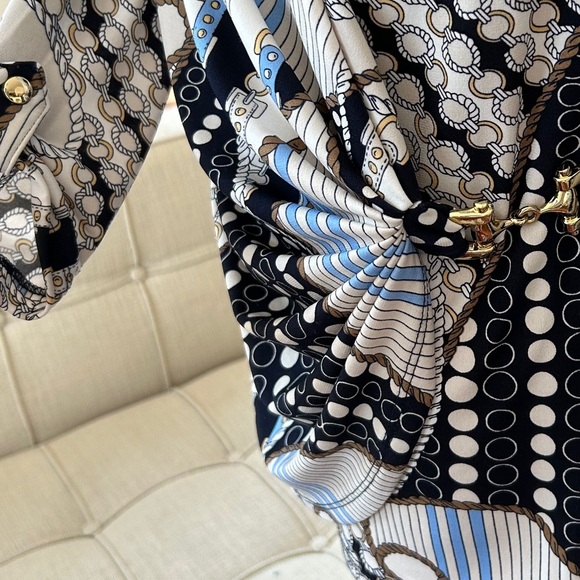 Cache Top with Metal Accents - Picture 4 of 5